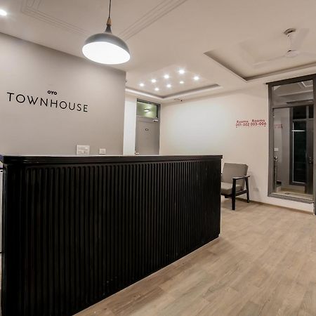 Townhouse 330 Dlf Phase-2 Near Leisure Valley Park グルガウン エクステリア 写真